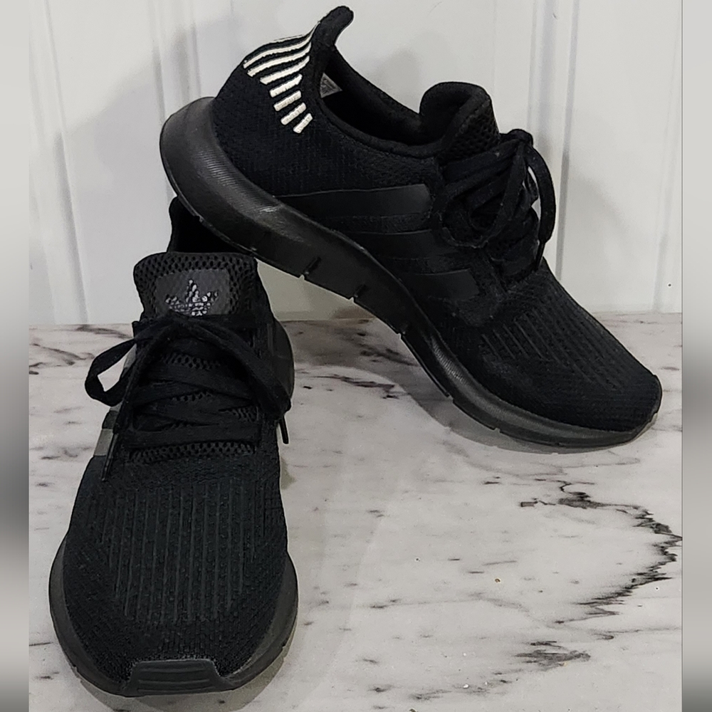 Adidas black swift run sneakers women's size 9 Like New Condition